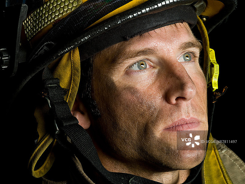 严肃的消防员肖像图片素材