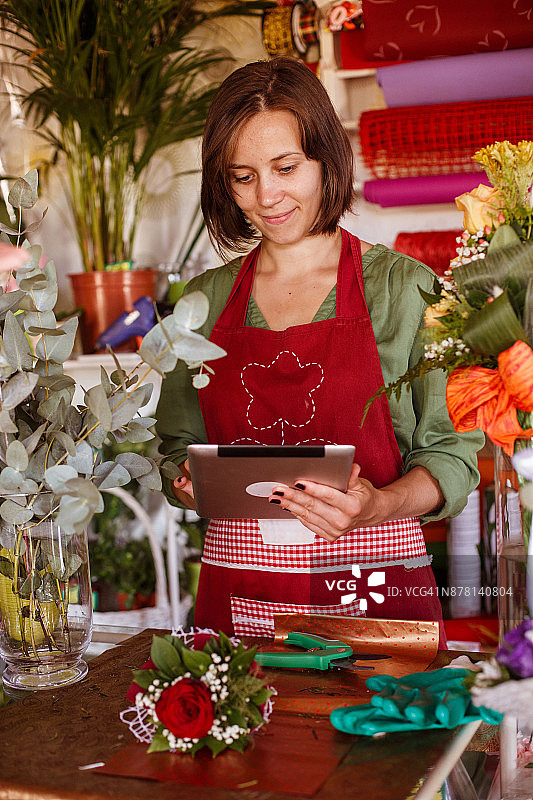 花店店员使用平板电脑图片素材