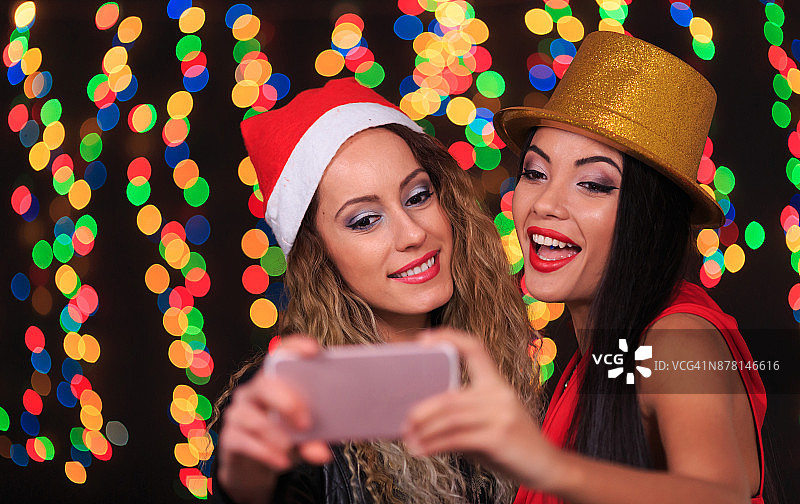 新年派对上自拍的快乐女人图片素材