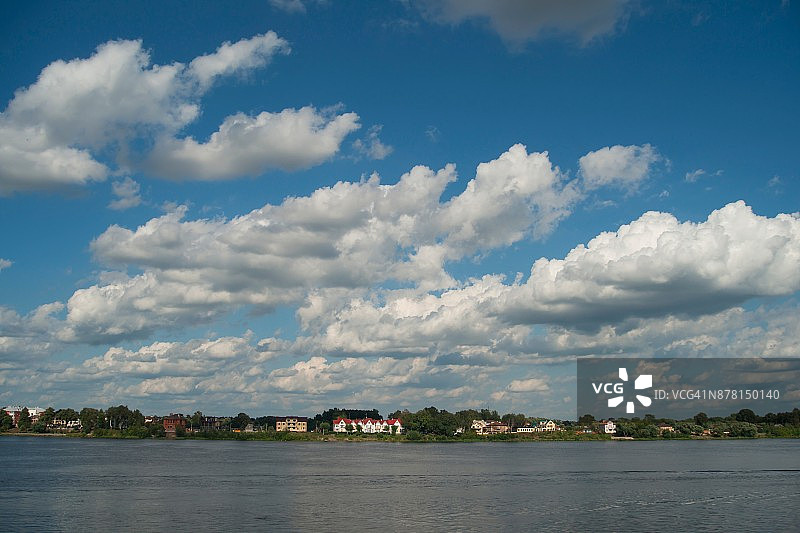 伏尔加河上空的普通积云图片素材