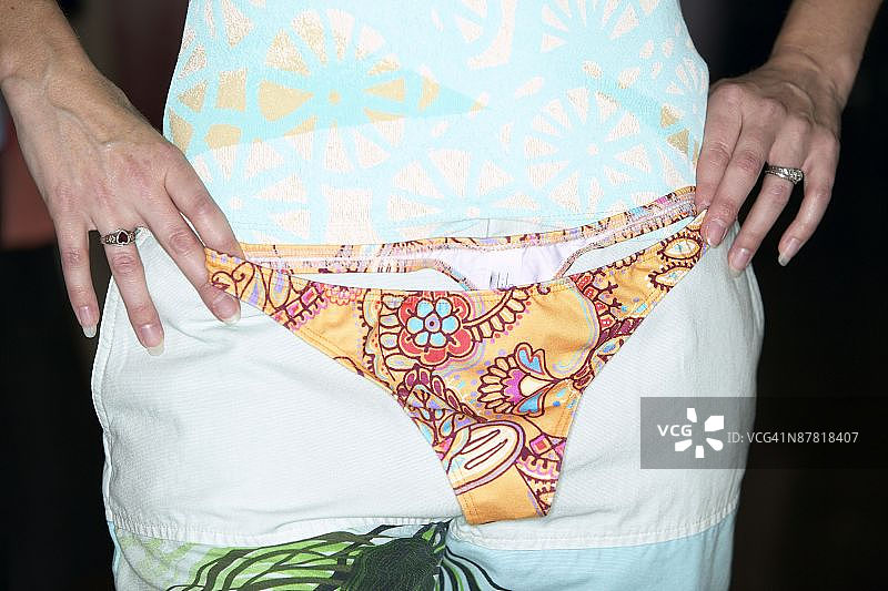 拿着内裤的女人图片素材