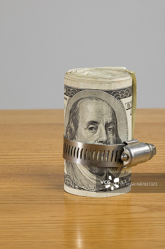 带百元美钞的软管夹图片素材