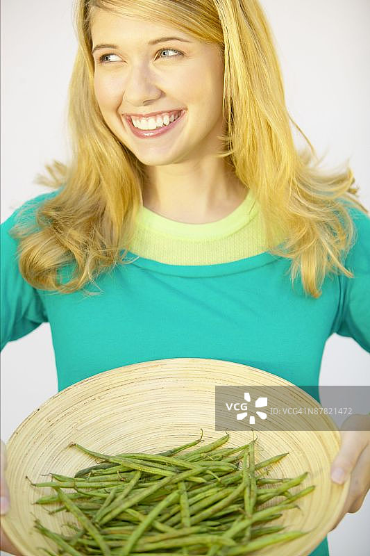 女人手捧荷兰豆拼盘图片素材