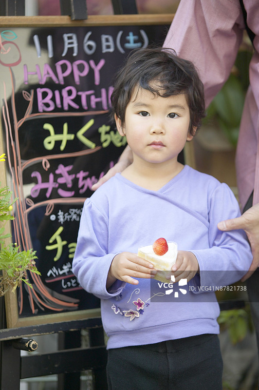 母亲和女儿与一块蛋糕图片素材