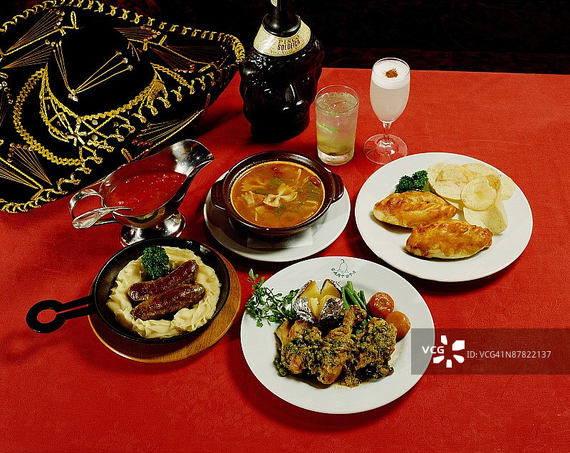 餐桌上的墨西哥美食图片素材