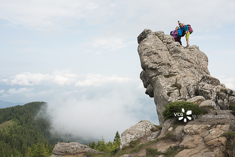 徒步旅行者在壮丽的山景中自拍图片素材
