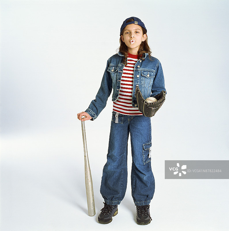 拿着棒球装备吹泡泡的少女图片素材