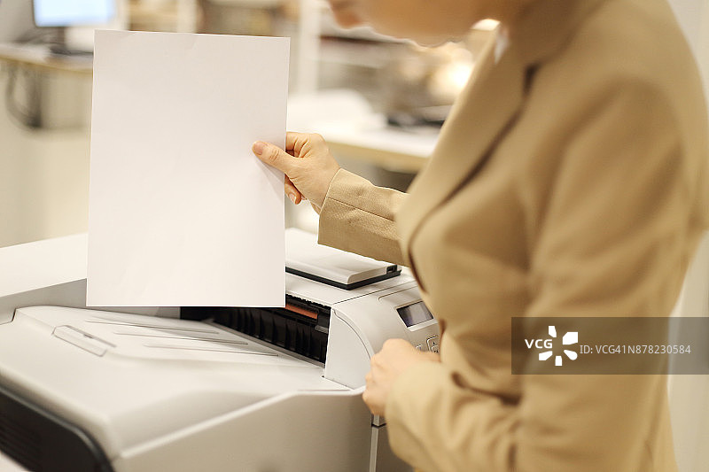 女商人使用复印机图片素材