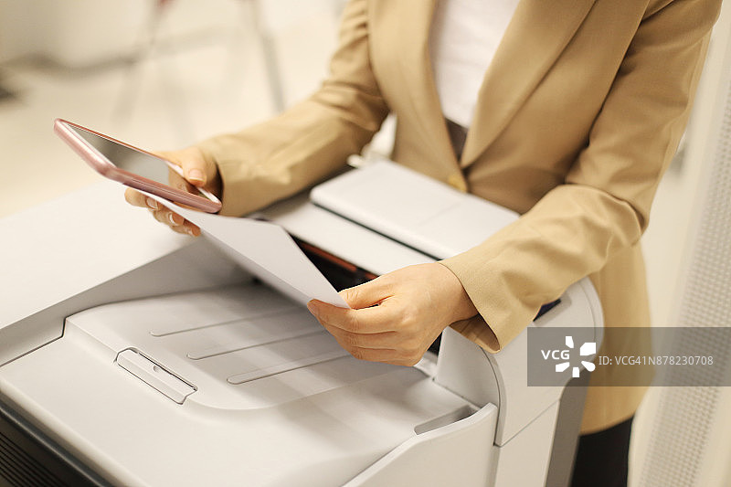 女商人使用施乐复印机图片素材