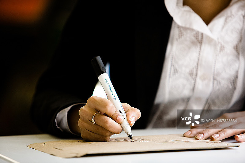 在桌前写信封的女人图片素材