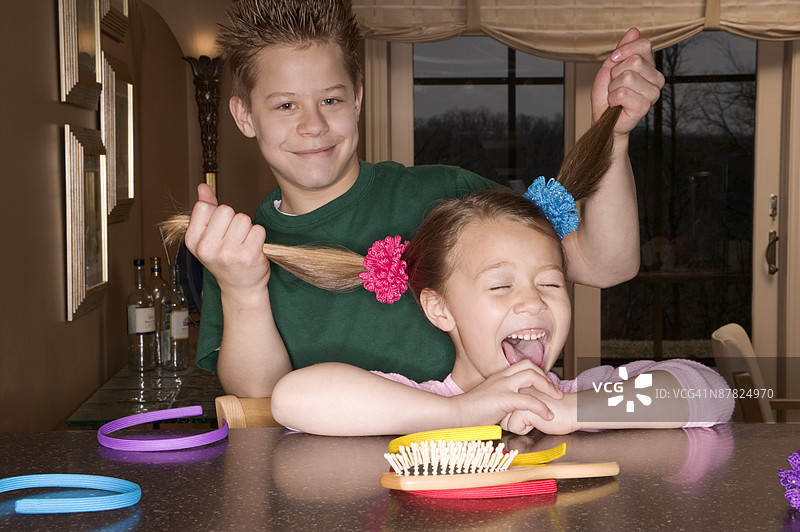 男孩拉女孩的头发图片素材