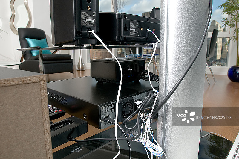 家庭娱乐中心和缠绕的电线图片素材