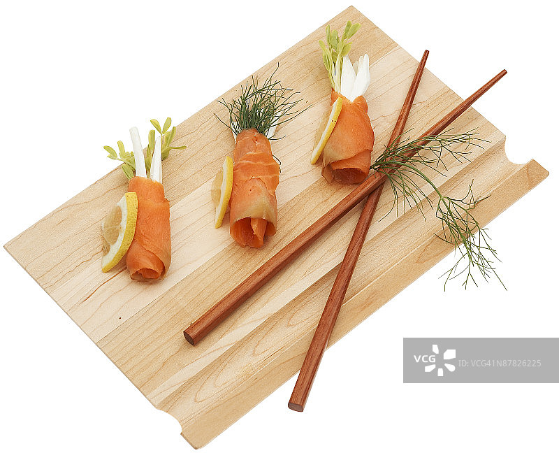 用筷子夹着的寿司卷图片素材