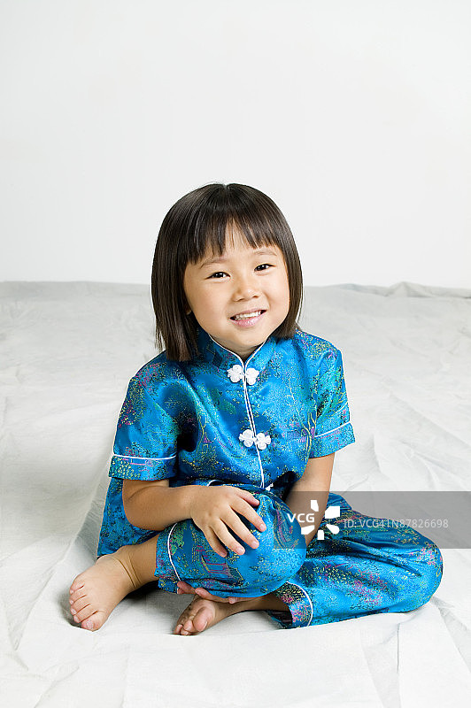 穿着中式睡衣的女孩肖像图片素材