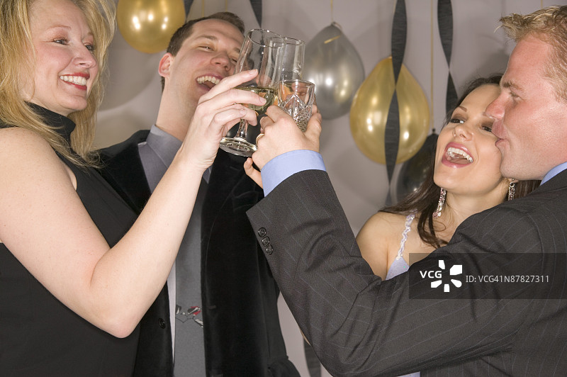 人们在敬酒图片素材