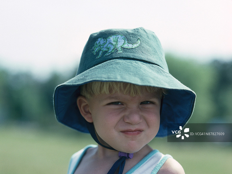 年轻的白人男孩戴着帽子图片素材