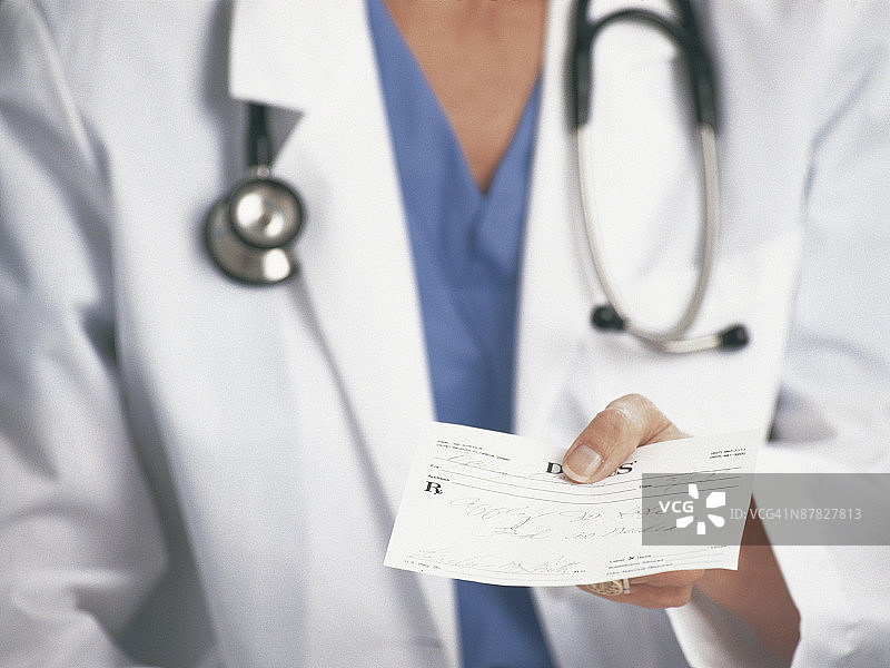医生递处方，仅显示手部图片素材