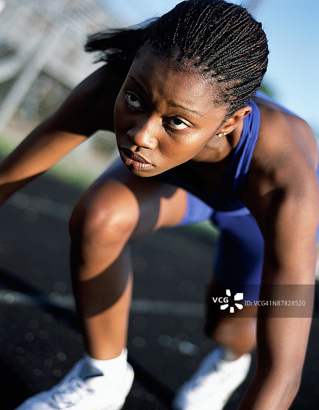 起跑姿势的非洲裔美国年轻女性图片素材