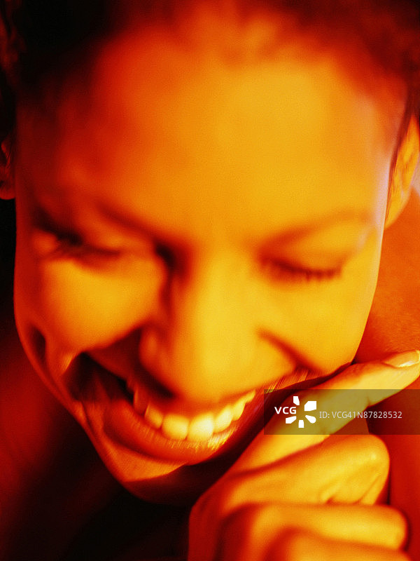 女人笑脸特写，背景虚化图片素材