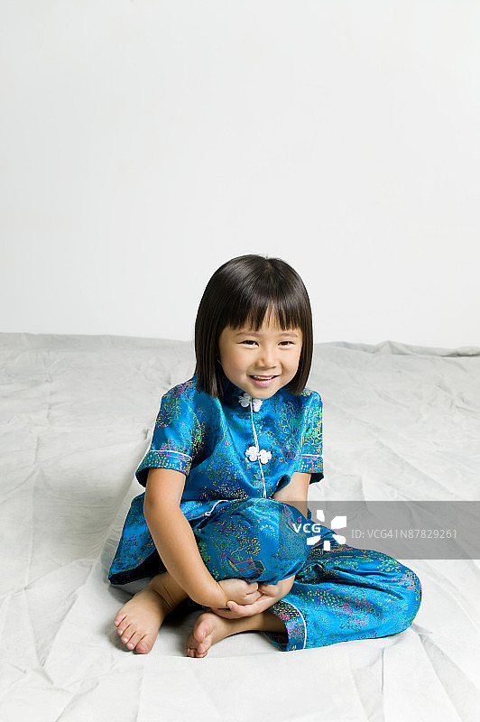 穿着中式睡衣的女孩肖像图片素材