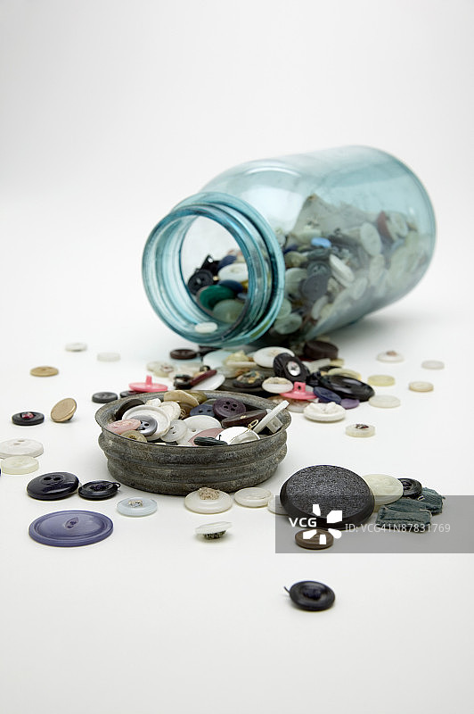翻倒的纽扣罐子图片素材
