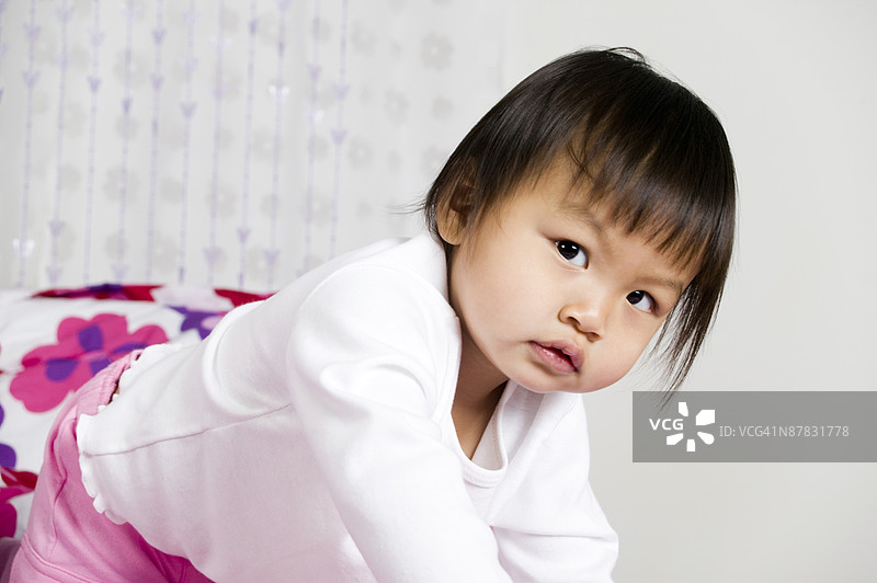 女孩向前倾斜的肖像图片素材