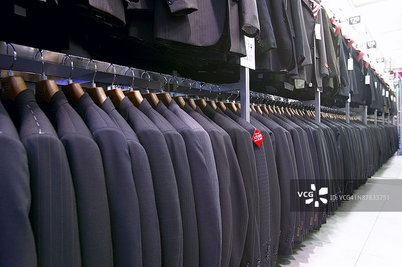 商店里成排的相同商务套装图片素材