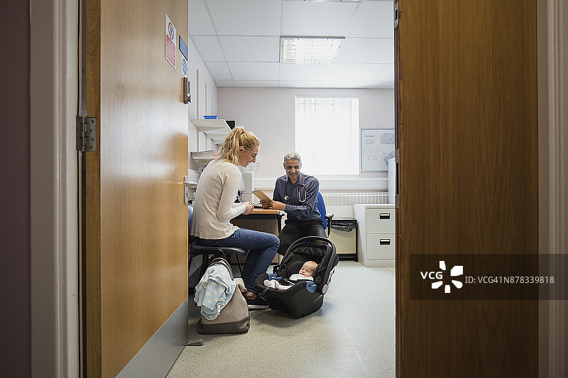 母亲带宝宝看医生图片素材