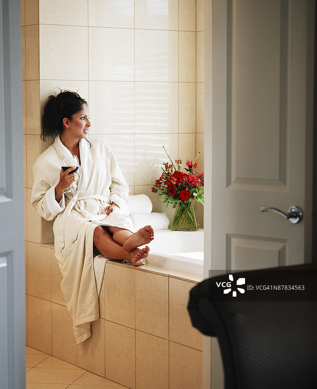 坐在浴缸旁的女人图片素材