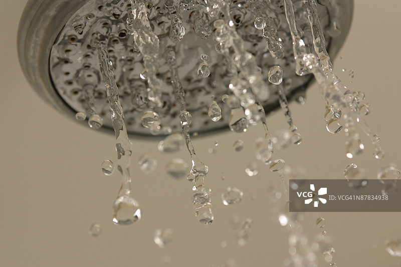 淋浴喷头喷出的水雾图片素材