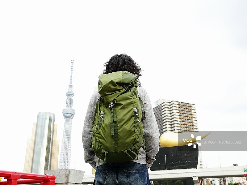 在浅草的男游客，后视图图片素材