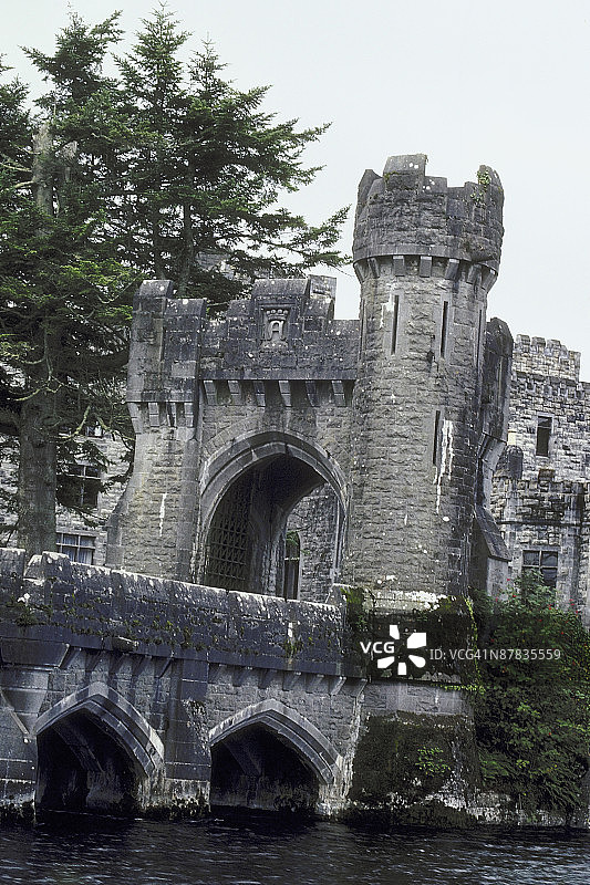 古老城堡旁的水上桥图片素材