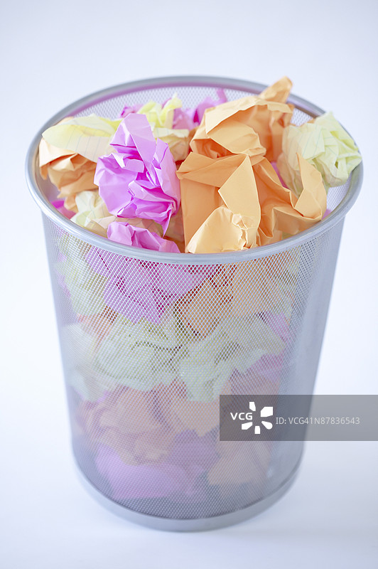 装满垃圾的垃圾桶图片素材