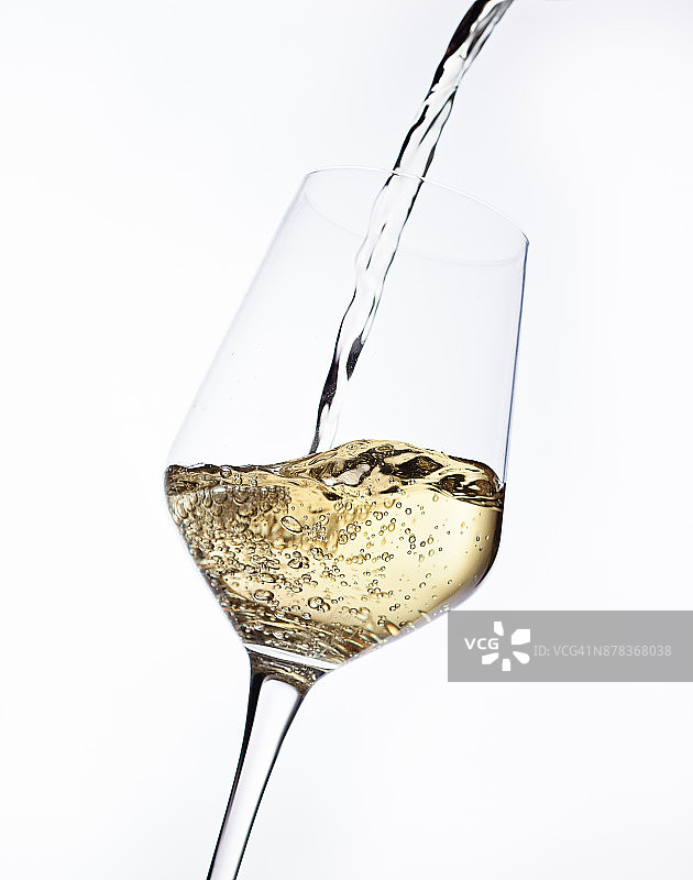白葡萄酒倒入玻璃杯中图片素材