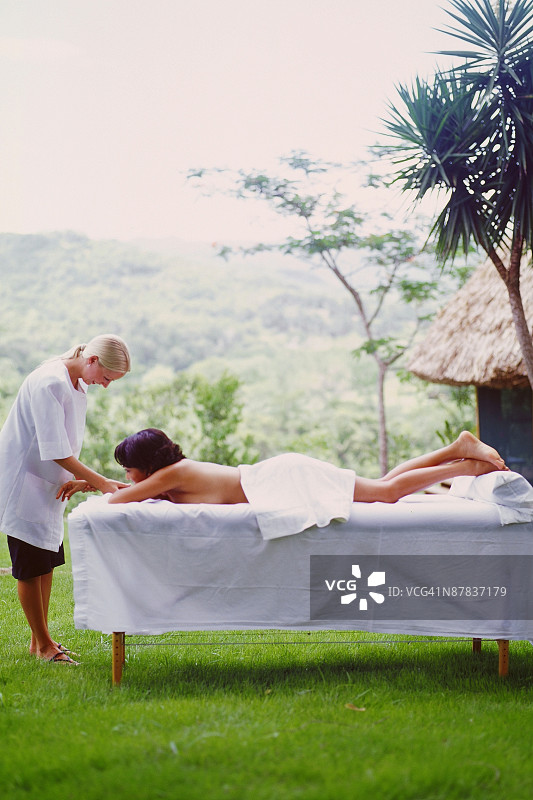 在伯利兹度假村接受按摩的女人图片素材