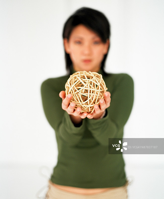 手拿橡皮筋球的女人图片素材