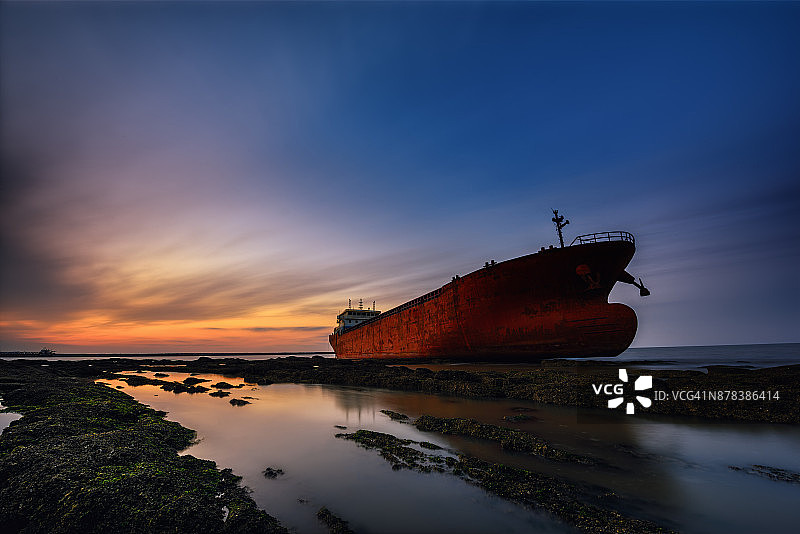 夕阳下的铁甲舰图片素材