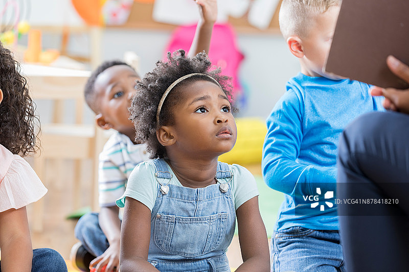 专注的小女孩在故事时间图片素材
