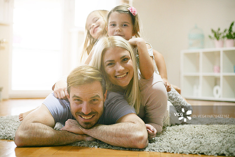 幸福的年轻家庭图片素材