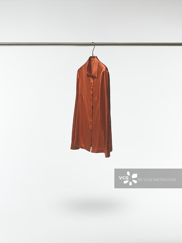 挂在衣架上的棕色衬衫图片素材