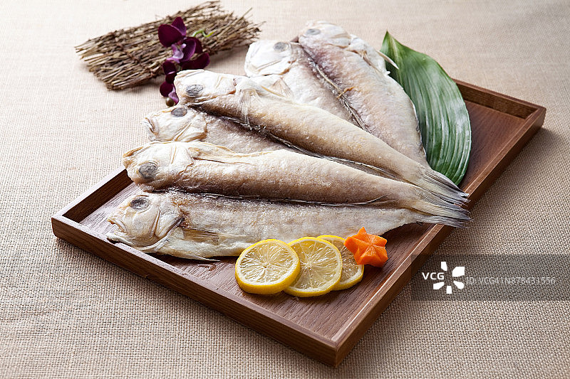 托盘上的方块鱼图片素材