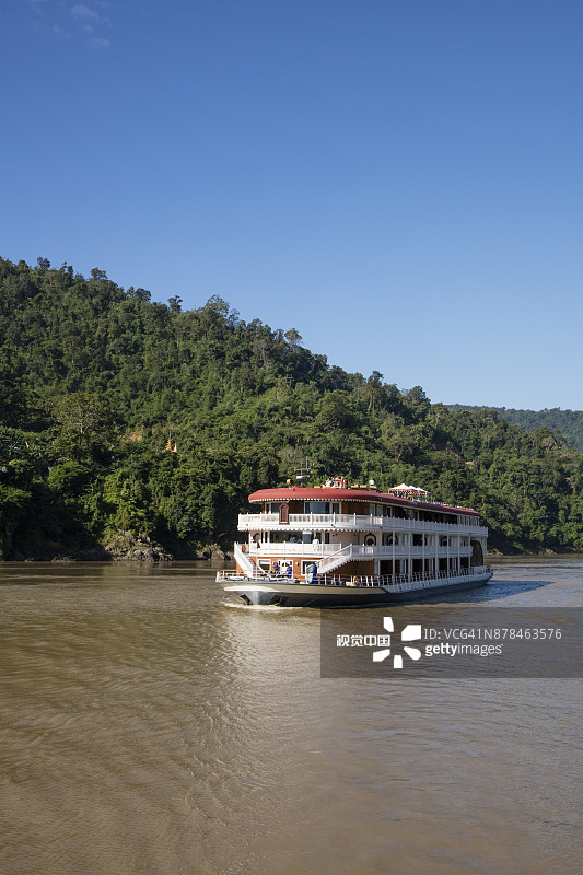 缅甸克钦邦瑞古附近，阿耶亚瓦底江游轮图片素材
