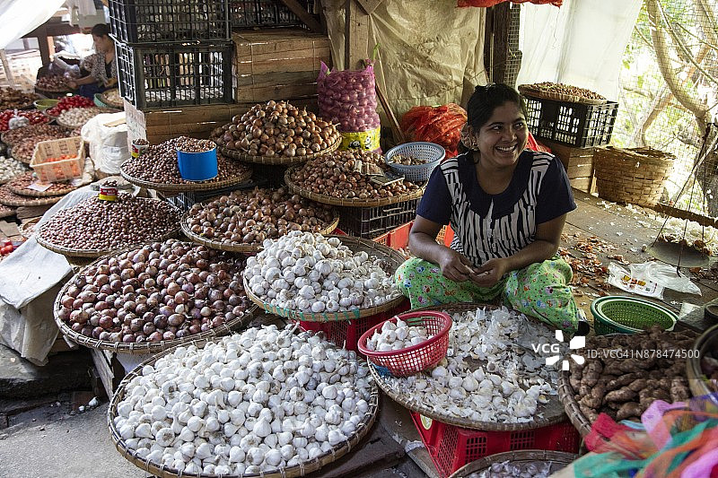 缅甸克钦邦八莫市场出售的大蒜和洋葱图片素材