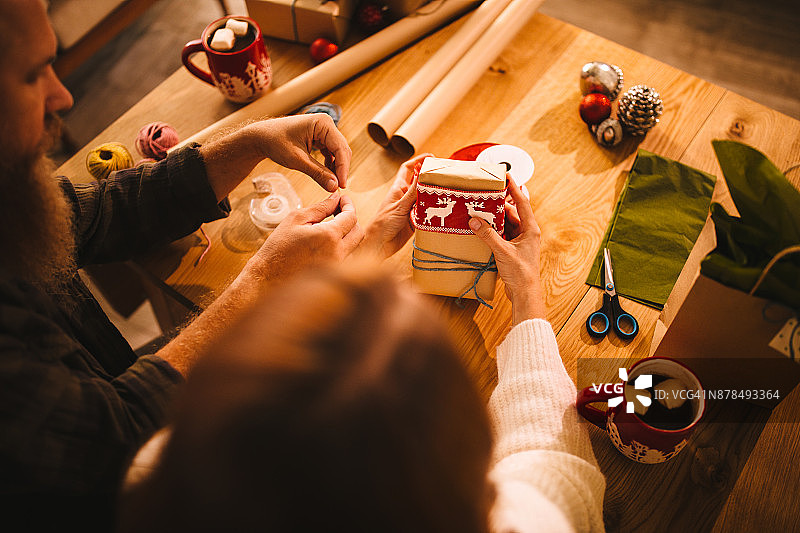 情侣用彩带和纸包装圣诞礼物图片素材