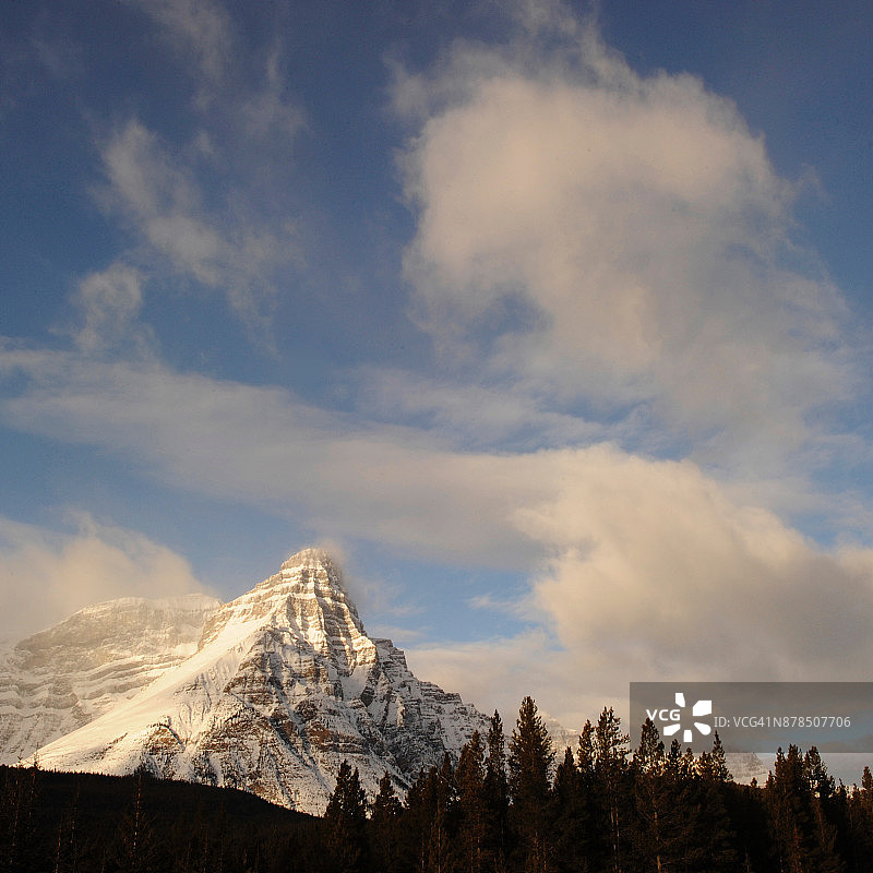 班夫国家公园切弗伦山上的黎明云彩图片素材