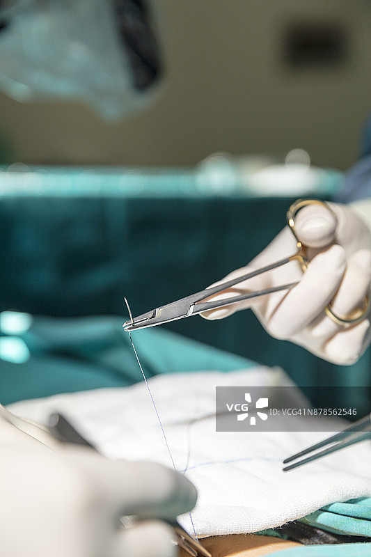 医生进行外科缝合图片素材