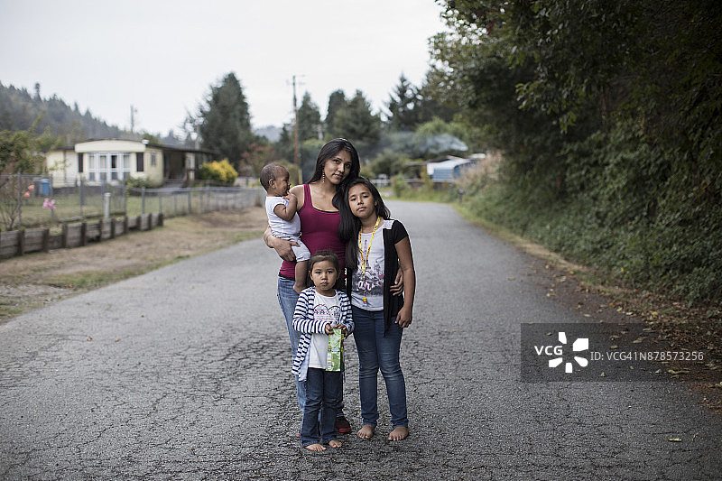 美洲原住民母亲和三个孩子在附近散步图片素材