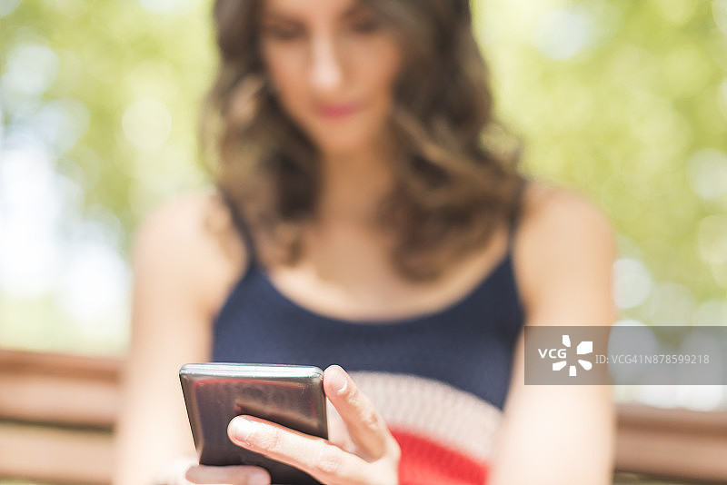 少女使用智能手机图片素材