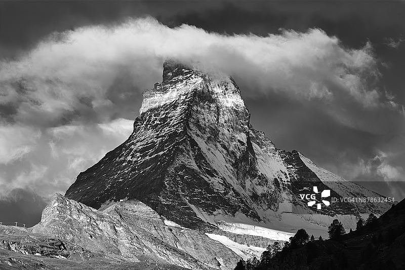 黑白光影下的云雾缭绕马特洪峰，瑞士采尔马特图片素材