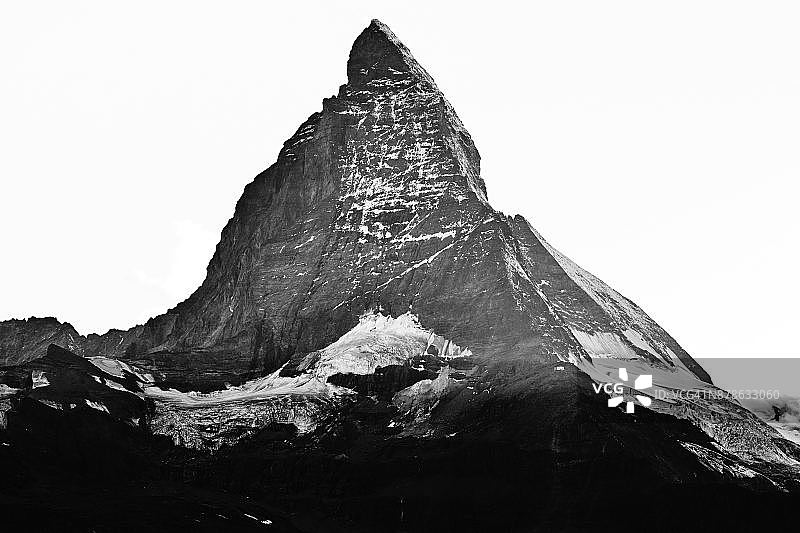 白雪皑皑的三角形马特宏峰黑白照图片素材